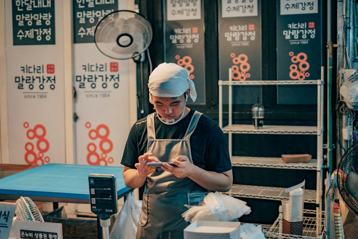 동아시아 국가, 일본과 한국 외국인 노동자 수용 확대로 인력 부족 문제 해결 모색